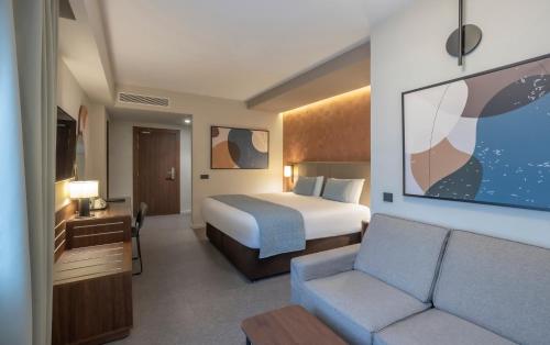 Habitación Deluxe con cama extragrande del hotel Riu Plaza The Gresham Dublin. Foto 1