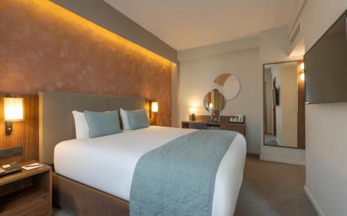 Habitación Estándar - Cama extragrande del hotel Riu Plaza The Gresham Dublin. Foto 2