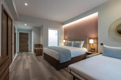 Habitación Deluxe Familiar - cama extragrande del hotel Riu Plaza The Gresham Dublin