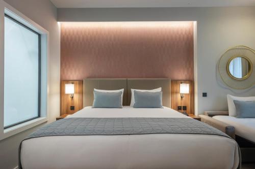 Habitación Deluxe Familiar - cama extragrande del hotel Riu Plaza The Gresham Dublin. Foto 1
