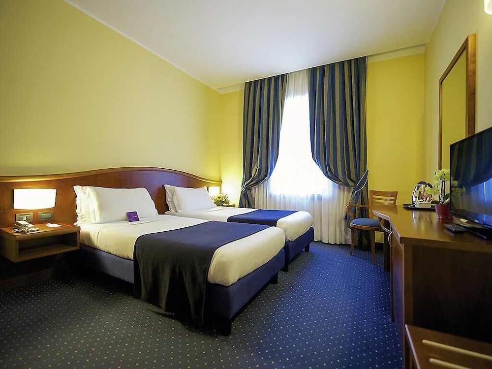 Habitación Standard con 2 camas individuales del hotel Mercure Genova San Biagio. Foto 3