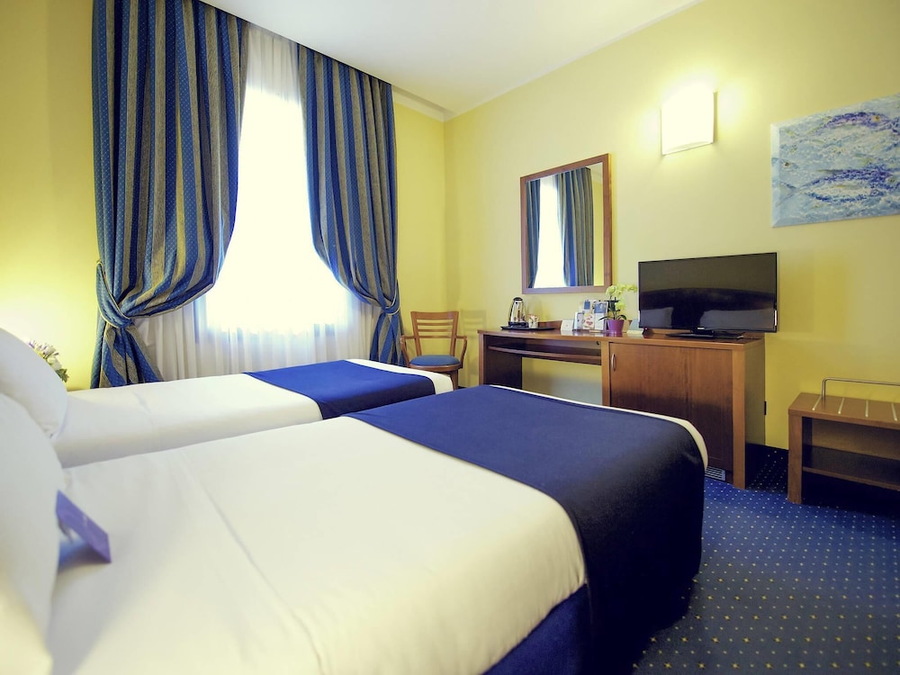 Habitación Standard con 2 camas individuales del hotel Mercure Genova San Biagio. Foto 8