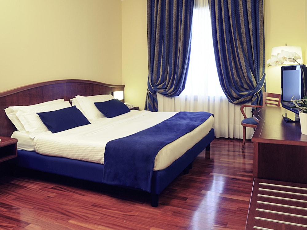 Habitación de categoría superior con una cama doble del hotel Mercure Genova San Biagio