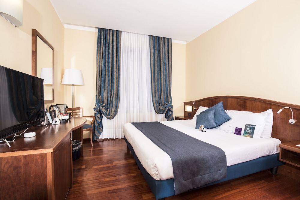 Habitación de categoría superior con una cama doble del hotel Mercure Genova San Biagio. Foto 2