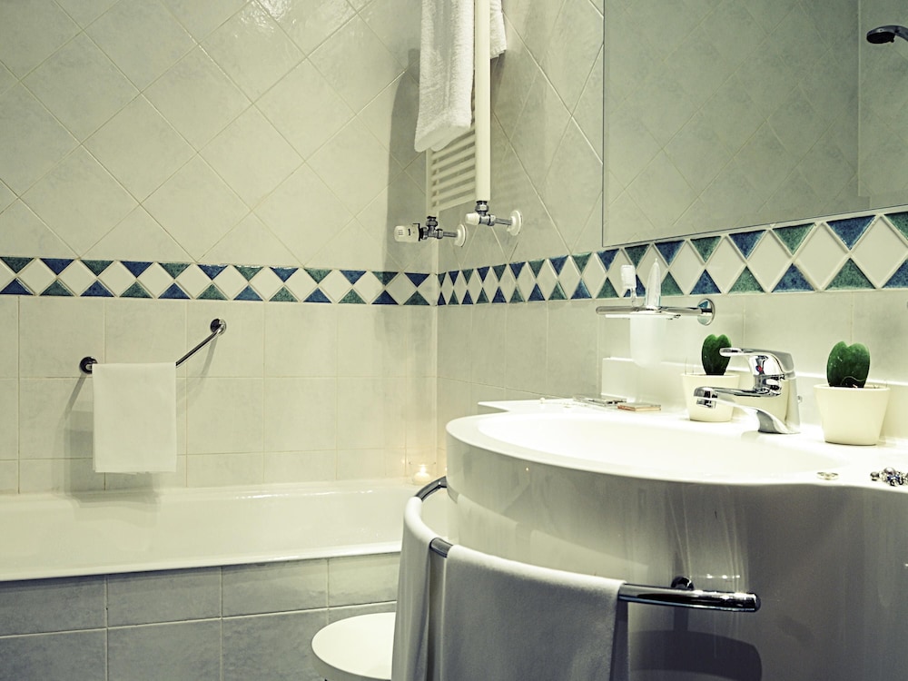 Habitación de categoría superior con una cama doble del hotel Mercure Genova San Biagio. Foto 3