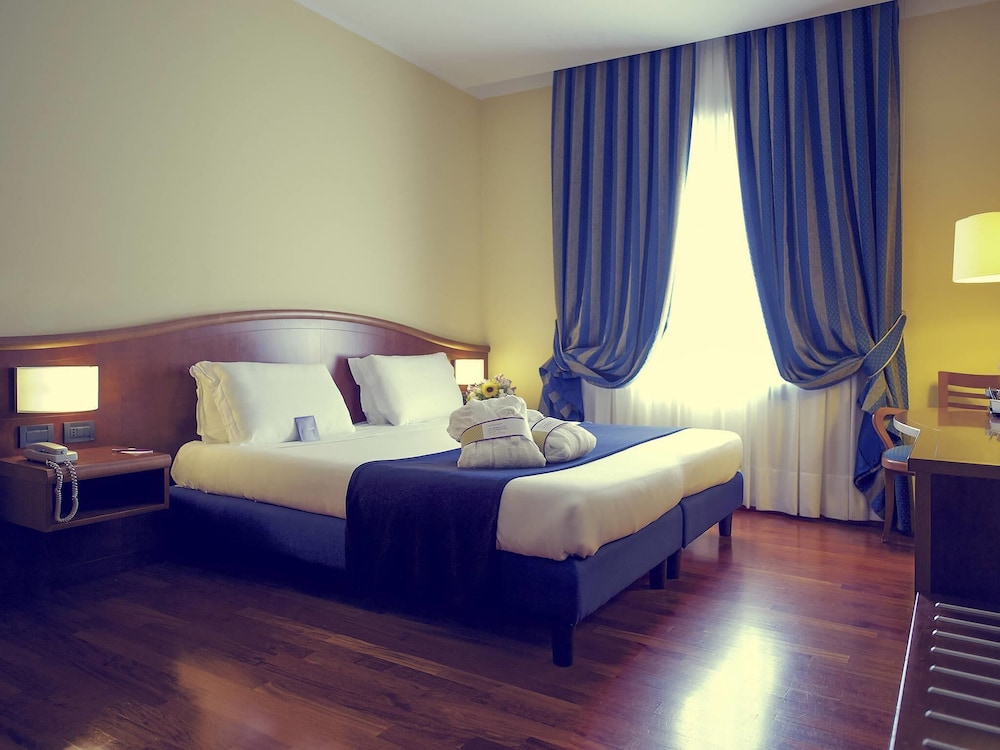 Habitación de categoría superior con una cama doble del hotel Mercure Genova San Biagio. Foto 4