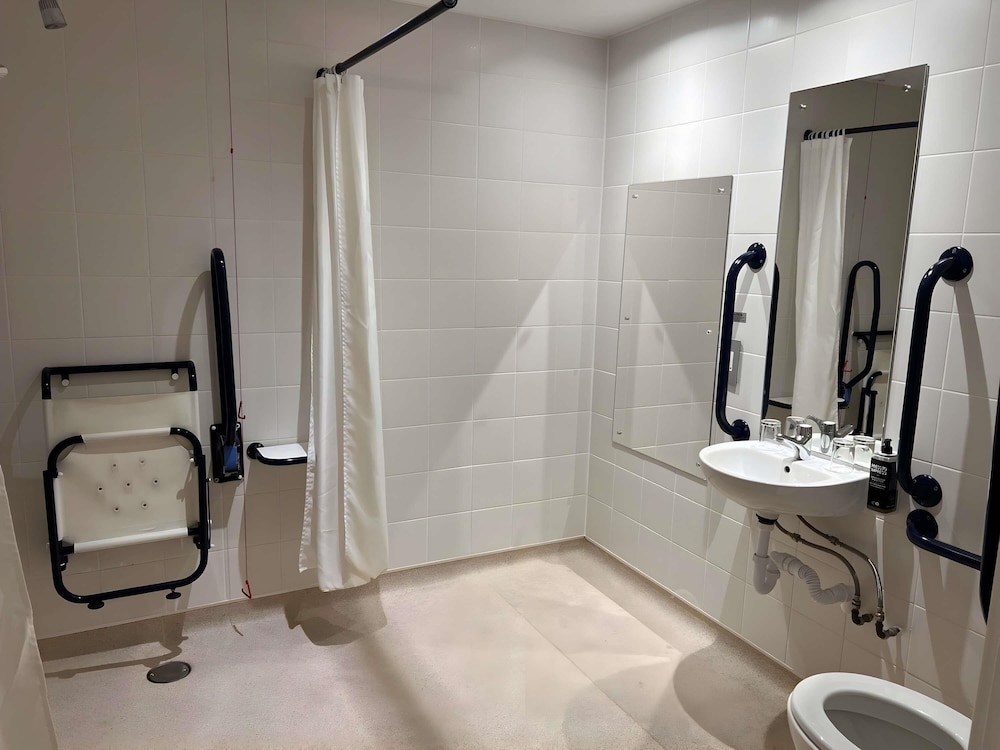 Habitación Estándar Accesible con 2 camas individuales del hotel Ibis Styles Liverpool Centre Dale Street. Foto 6