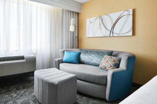 Habitación con cama extragrande y sofá cama - Adaptada para personas con discapacidad auditiva del hotel Courtyard by Marriott Newark Downtown. Foto 2