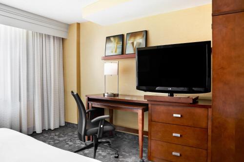 Habitación adaptada para personas con movilidad reducida/discapacidad auditiva y equipada con ducha accesible en silla de ruedas - 2 camas grandes del hotel Courtyard by Marriott Newark Downtown