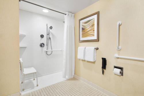 Habitación adaptada para personas con movilidad reducida/discapacidad auditiva y equipada con ducha accesible en silla de ruedas - 2 camas grandes del hotel Courtyard by Marriott Newark Downtown. Foto 4