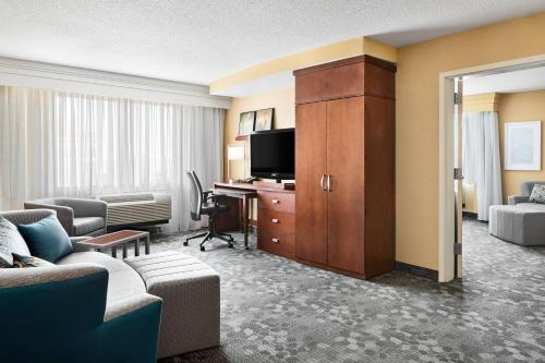 Suite con cama extragrande y sofá cama del hotel Courtyard by Marriott Newark Downtown