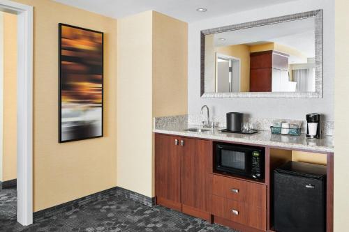 Suite con cama extragrande y sofá cama del hotel Courtyard by Marriott Newark Downtown. Foto 1