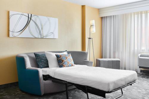 Suite con cama extragrande y sofá cama del hotel Courtyard by Marriott Newark Downtown. Foto 2