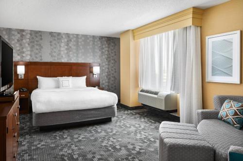 Habitación con cama extragrande y sofá cama - Adaptada para personas con discapacidad auditiva del hotel Courtyard by Marriott Newark Downtown