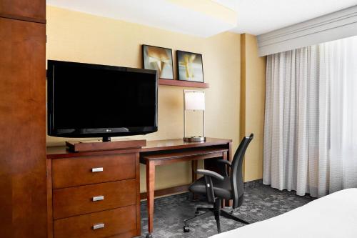 Habitación con cama extragrande y sofá cama - Adaptada para personas con discapacidad auditiva del hotel Courtyard by Marriott Newark Downtown. Foto 3