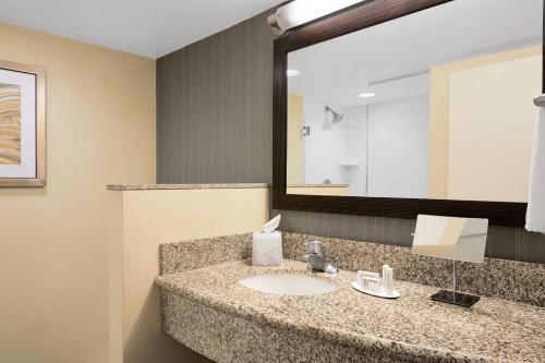 Habitación con cama extragrande y sofá cama - Adaptada para personas con discapacidad auditiva del hotel Courtyard by Marriott Newark Downtown. Foto 5