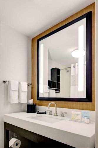 Habitación Doble adaptada para personas con movilidad reducida con bañera - 2 camas grandes del hotel Hampton Inn Brooklyn/downtown. Foto 2