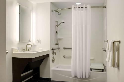 Habitación Doble adaptada para personas con movilidad reducida con bañera - 2 camas grandes del hotel Hampton Inn Brooklyn/downtown. Foto 5