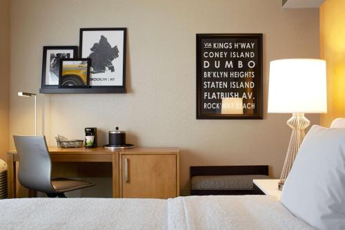 Habitación Doble con cama grande y balcón - No fumadores del hotel Hampton Inn Brooklyn/downtown. Foto 2