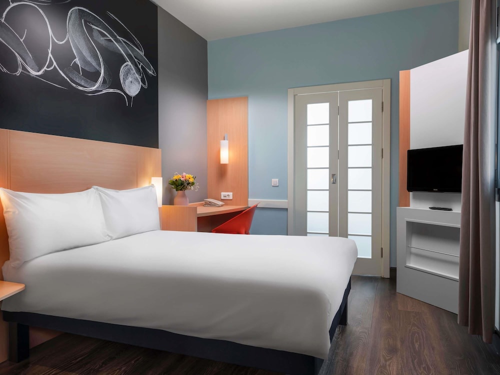 Habitación con 1 cama doble equipada con la nueva ropa de cama del hotel Ibis Ankara Airport