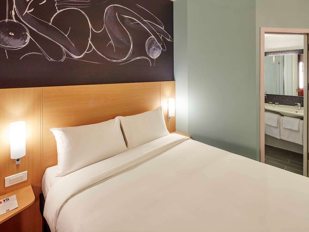 Habitación con 1 cama doble equipada con la nueva ropa de cama del hotel Ibis Ankara Airport. Foto 1