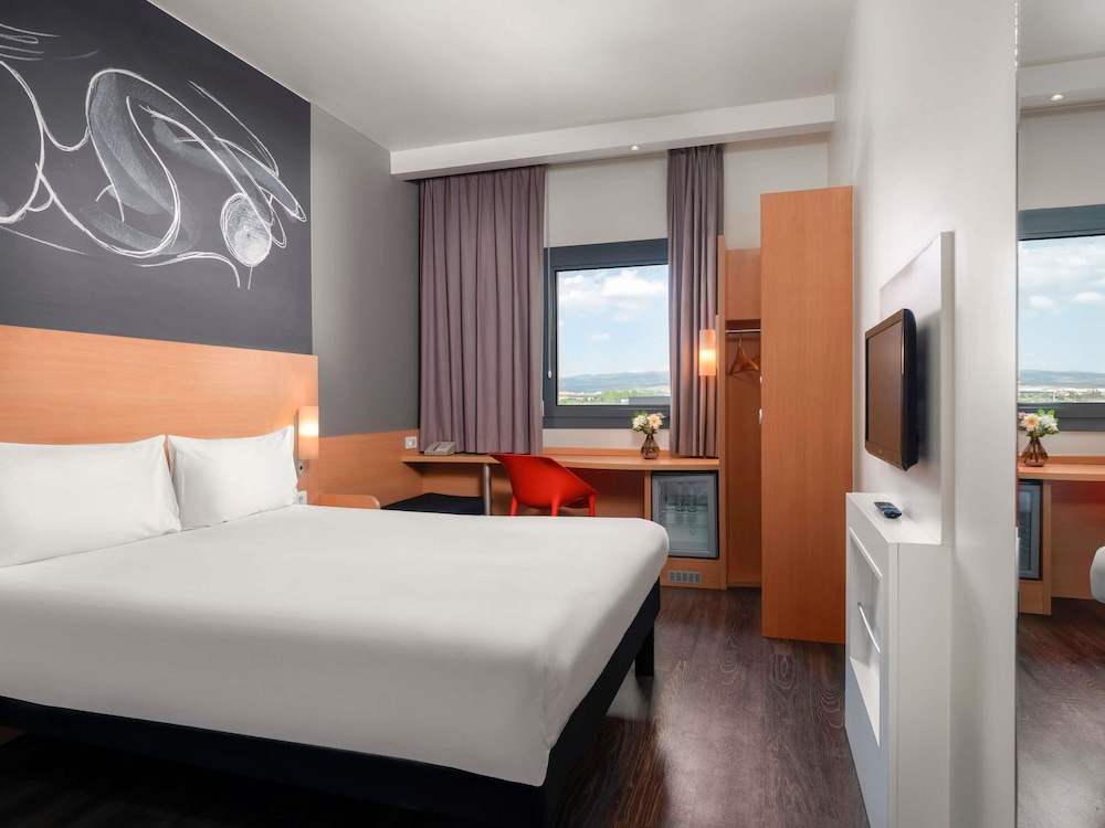 Habitación con 1 cama doble equipada con la nueva ropa de cama del hotel Ibis Ankara Airport. Foto 3