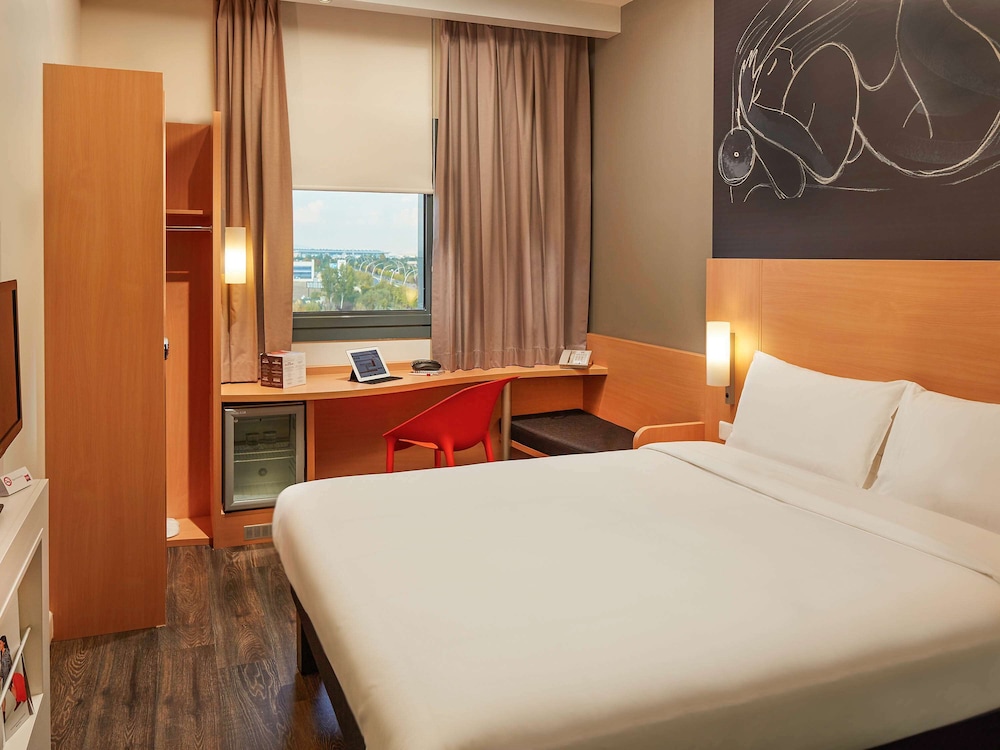 Habitación con 1 cama doble equipada con la nueva ropa de cama del hotel Ibis Ankara Airport. Foto 6