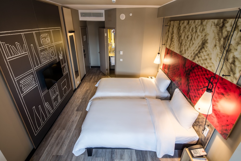 Habitación con 2 camas individuales equipada con la nueva ropa de cama del hotel Ibis Ankara Airport. Foto 1