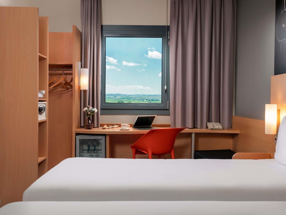 Habitación con 2 camas individuales equipada con la nueva ropa de cama del hotel Ibis Ankara Airport. Foto 2