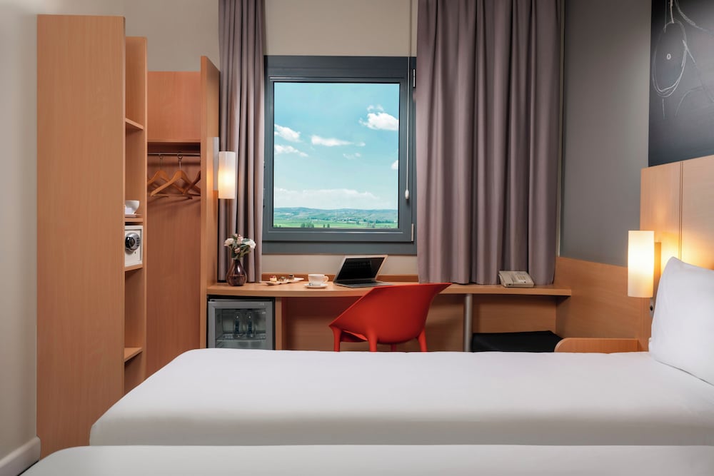 Habitación con 2 camas individuales equipada con la nueva ropa de cama del hotel Ibis Ankara Airport. Foto 5