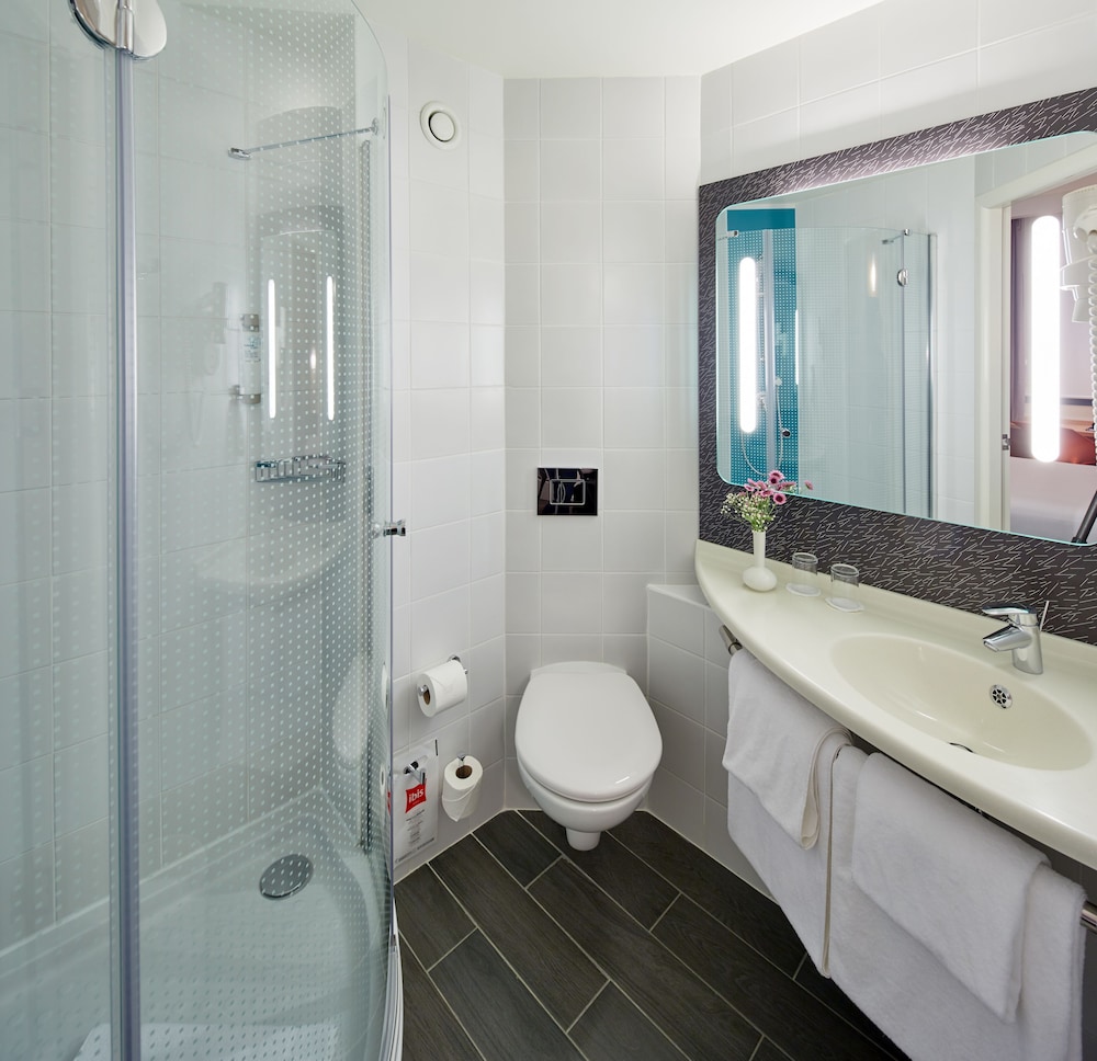 Habitación con 2 camas individuales equipada con la nueva ropa de cama del hotel Ibis Ankara Airport. Foto 6