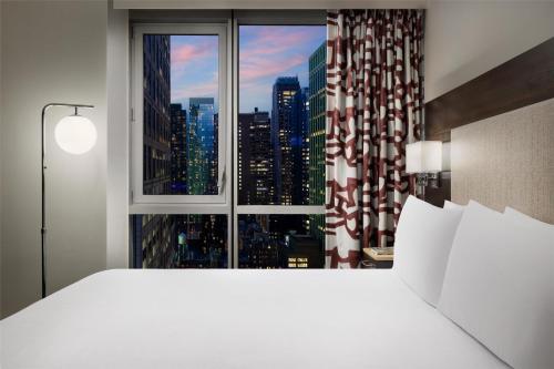 Habitación con cama extragrande y vistas a la ciudad - Adaptada para personas con discapacidad auditiva del hotel Hilton Garden Inn New York-Times Square Central. Foto 2