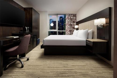 Habitación con cama extragrande y vistas a la ciudad - Adaptada para personas con discapacidad auditiva del hotel Hilton Garden Inn New York-Times Square Central. Foto 5