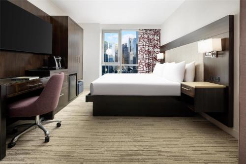 Habitación con cama extragrande y vistas a la ciudad - Adaptada para personas con discapacidad auditiva del hotel Hilton Garden Inn New York-Times Square Central. Foto 8