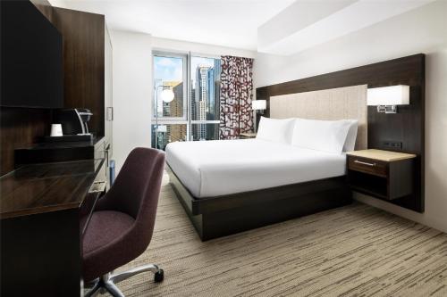 Habitación con cama extragrande y vistas a la ciudad - Adaptada para personas con discapacidad auditiva del hotel Hilton Garden Inn New York-Times Square Central. Foto 9