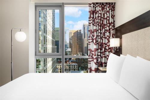 Habitación con cama extragrande y vistas a la ciudad - Adaptada para personas con discapacidad auditiva del hotel Hilton Garden Inn New York-Times Square Central. Foto 10