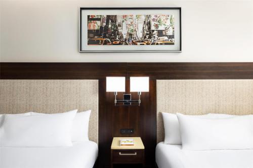 Habitación - 2 camas grandes - Adaptada para personas con discapacidad auditiva del hotel Hilton Garden Inn New York-Times Square Central. Foto 5