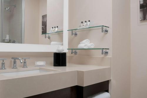 Habitación con ducha a ras de suelo, adaptada para personas de movilidad reducida - Cama extragrande del hotel Hilton Garden Inn New York-Times Square Central. Foto 1