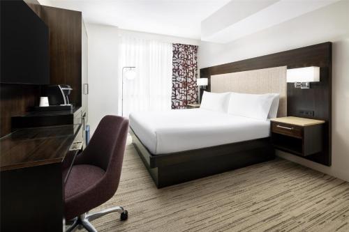 Habitación con ducha a ras de suelo, adaptada para personas de movilidad reducida - Cama extragrande del hotel Hilton Garden Inn New York-Times Square Central. Foto 6