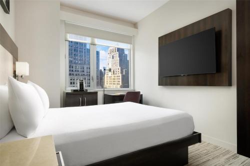 Habitación con cama grande del hotel Hilton Garden Inn New York-Times Square Central. Foto 2