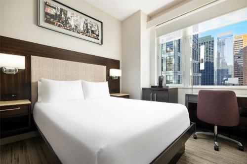 Habitación Doble con vistas a la ciudad - Cama grande del hotel Hilton Garden Inn New York-Times Square Central. Foto 4