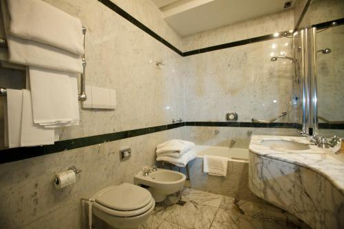 Habitación Doble Deluxe del hotel Albani Firenze. Foto 6
