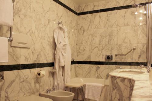 Habitación Doble Deluxe del hotel Albani Firenze. Foto 13
