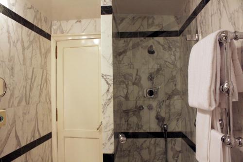 Habitación Doble Deluxe del hotel Albani Firenze. Foto 14