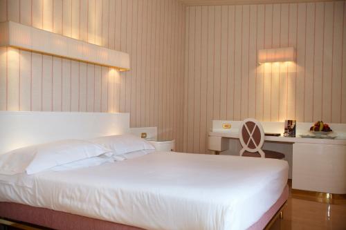Habitación Doble Superior con terraza del hotel Albani Firenze. Foto 7