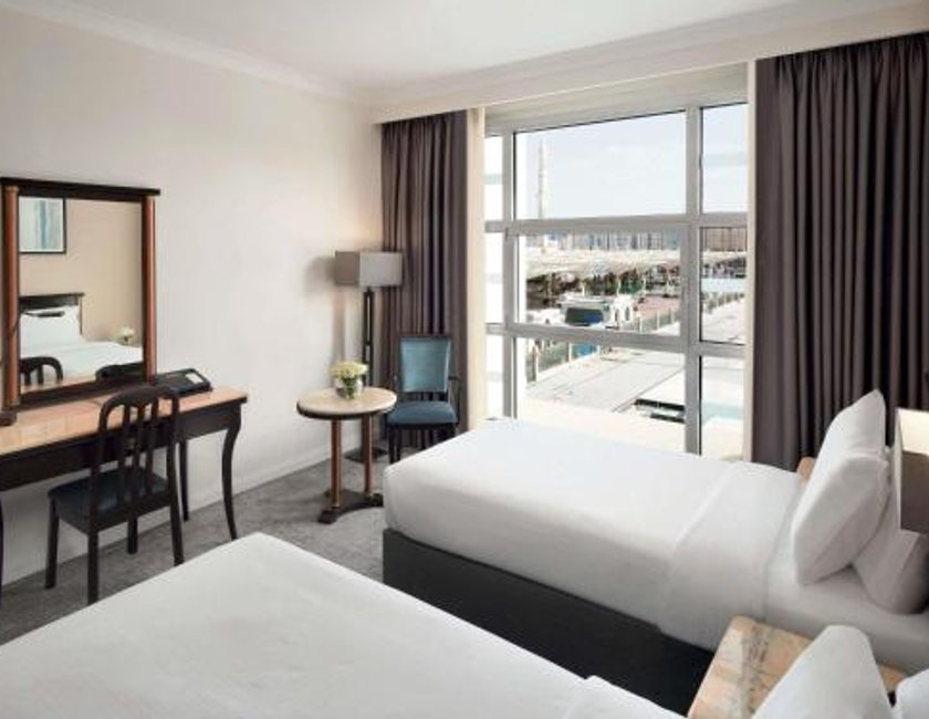 Habitación Triple Superior con vistas parciales a Haram del hotel Anwar Al Madinah Movenpick. Foto 1