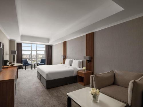 Habitación Superior con vistas parciales a Haram - Cama extragrande del hotel Anwar Al Madinah Movenpick. Foto 4