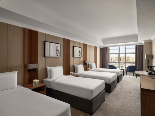 Habitación cuádruple Deluxe con vistas a Haram del hotel Anwar Al Madinah Movenpick. Foto 1