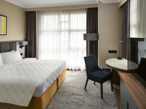 Habitación Clásica con cama extragrande del hotel Anwar Al Madinah Movenpick. Foto 2