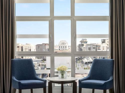 Habitación Cuádruple Superior con vistas parciales a la mezquita al - Haram del hotel Anwar Al Madinah Movenpick. Foto 1